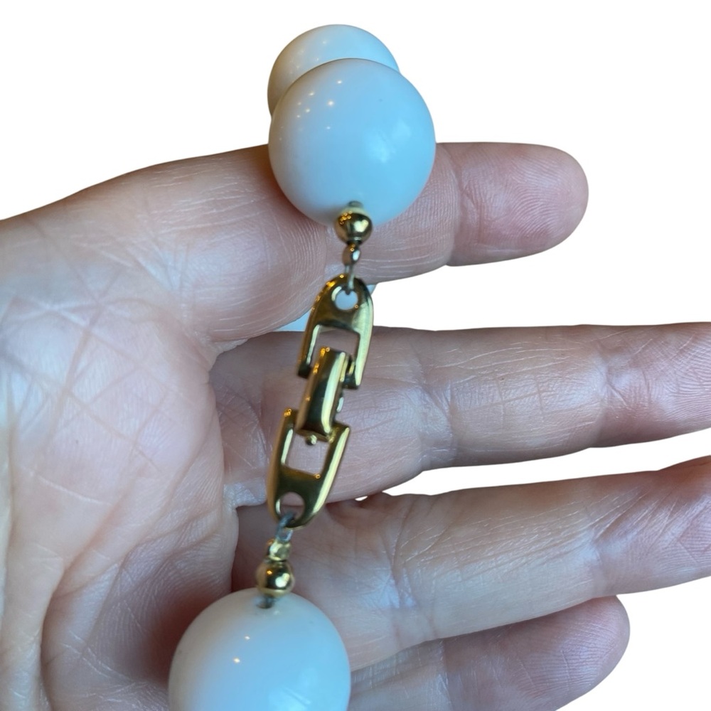 NAPIER Vintage White Lucite Beads w/ Gold Tone Spacer Beads Classic Necklace - Picture 6 of 11